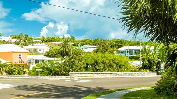 车辆和滑板车穿过百慕大的村庄