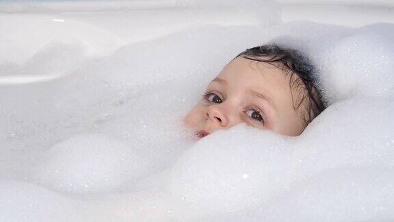 孩子在洗澡快乐的小女孩泡在浴室里