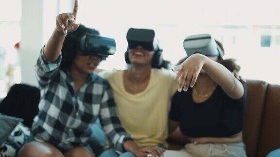 微笑的非洲裔女性朋友戴着VR头盔沉浸在虚拟现实中