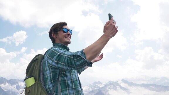 男博主通过手机摄像头向用户展示山脉