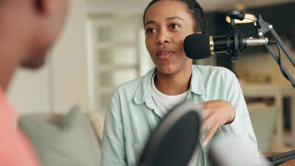 电台采访播客或黑人女性演讲者或男性有影响力的交流直播或广播对话Dj、记者或社交媒体主持人在家庭演播室进行虚拟采访