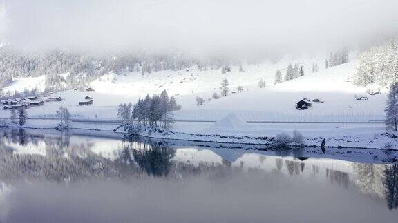 美丽的冬季湖泊与瑞士山脉的倒影在瑞士