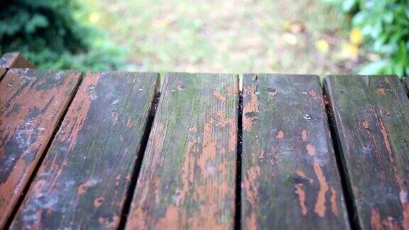 雨中旧木板的特写