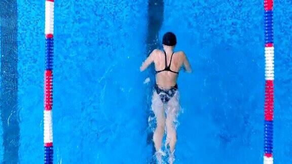 一位女游泳运动员在练习蝶泳