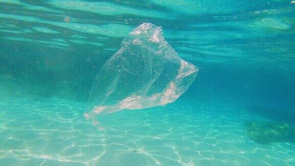 一只塑料袋漂浮在海洋中
