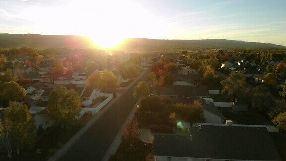 鸟瞰图现代郊区住宅和社区在美国西部晚秋日落4K视频系列