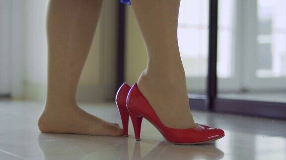 这个女孩的腿穿红鞋