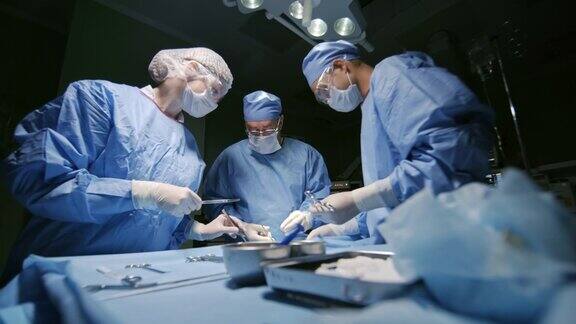 外科医生为病人做手术