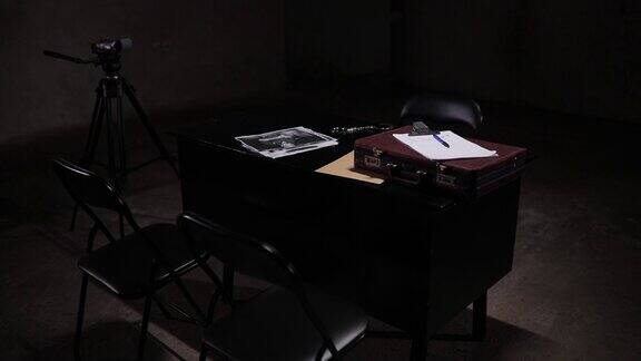 空旷黑暗的审讯室