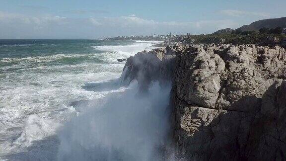 海浪撞击岩石海岸的鸟瞰图