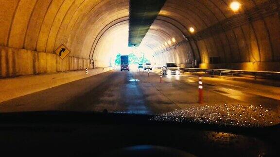 下雨的时候汽车司机跑进了隧道