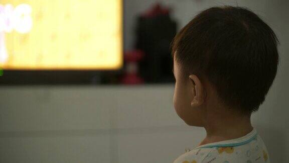 小男孩在家看电视跳舞4K