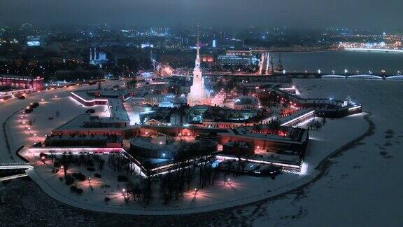 圣彼得堡宫殿广场上的冬宫图片
