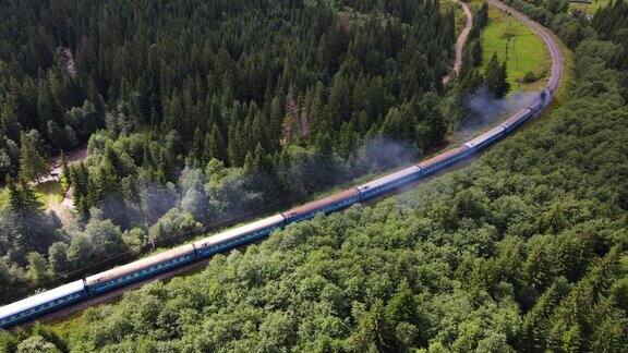 老旧的柴油列车沿着铁路车道行驶山林美景秀丽