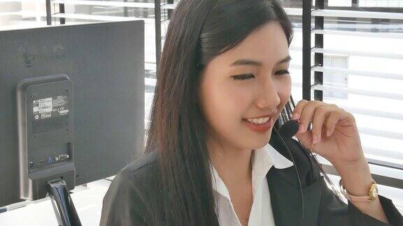 4K:美丽的亚洲女接线员微笑