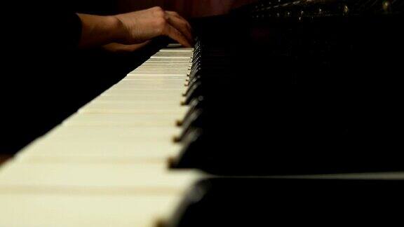 女性的手在美丽的大钢琴上弹奏着一首温柔的古典音乐在弹钢琴的女人特写