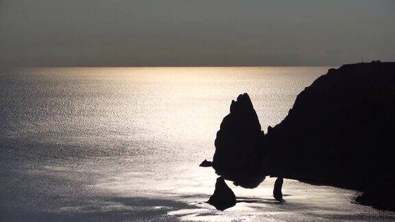 摘要大自然夏季或春季海洋海洋背景金色温暖的水面上的小波浪随着日出的散景光线而模糊假日、度假、休闲的背景概念