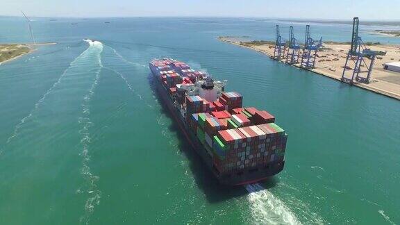 航拍:集装箱船装载海运货物集装箱离港货物运输