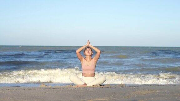 女人在海边做瑜伽特写