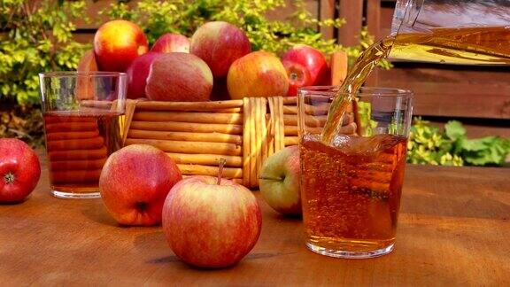 苹果汁和一篮子熟苹果放在一张木桌上
