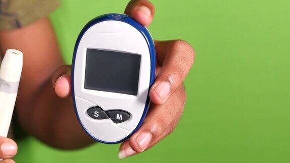 年轻人手里拿着糖尿病测量工具