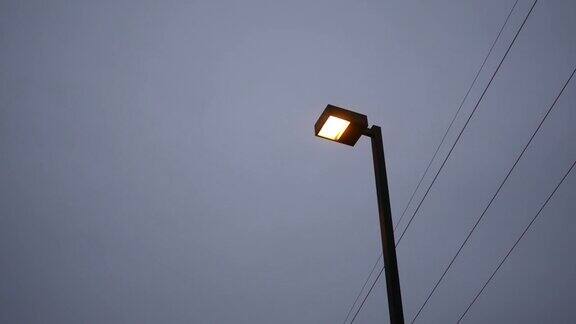 暴风雨的夜晚一盏垂死的街灯
