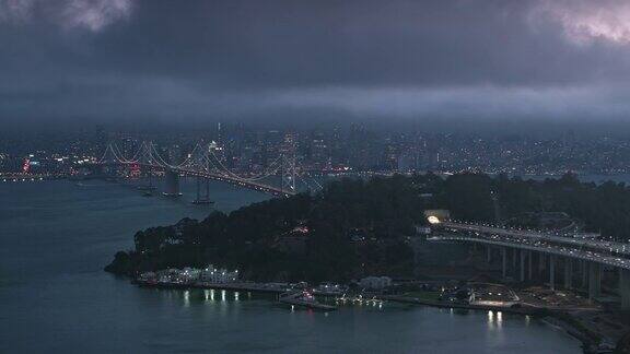 空中旧金山-奥克兰海湾大桥和芳草岛黄昏俯瞰旧金山市