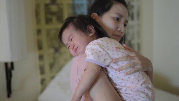 亚洲女婴在家哭泣