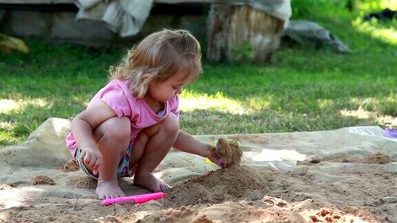 小女孩在后院玩