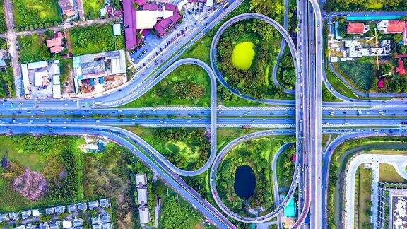 鸟瞰图高速公路的时间流逝高速公路和高速公路在交叉口的细节在晚上