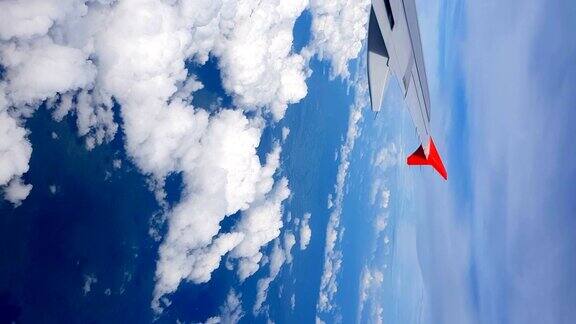 带机翼的飞机窗口座位上的云景观