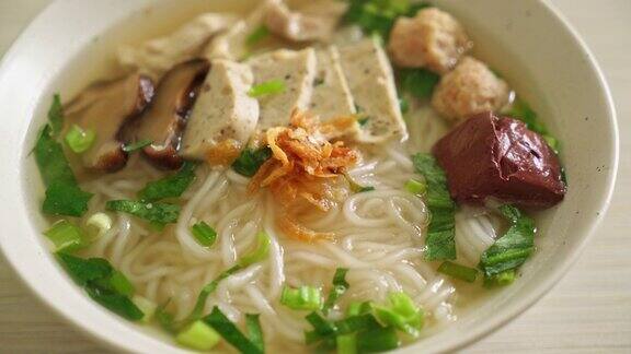 越南米粉汤越南香肠蔬菜和香脆的洋葱-亚洲食物的风格