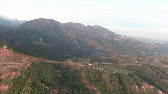 山岳风景区内有一个小山村在山上