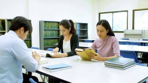 亚洲大学生一起在图书馆看书