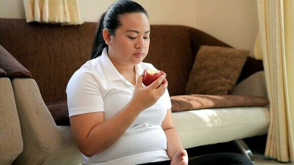 吃苹果的胖女人