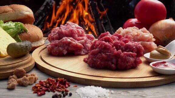 鸡肉牛肉和猪肉碎肉板上的背景火
