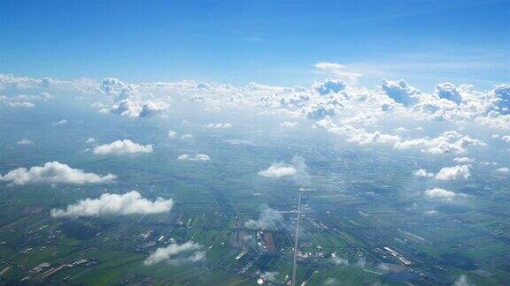 透过飞机窗口看云
