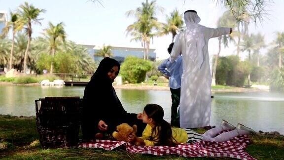 阿拉伯家庭在野餐中享受闲暇时光