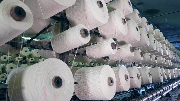在工厂机器上纺线的线轴工业织物生产线