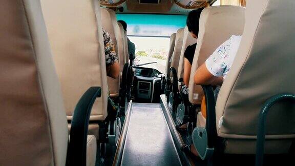人们坐在旅游巴士上乘坐