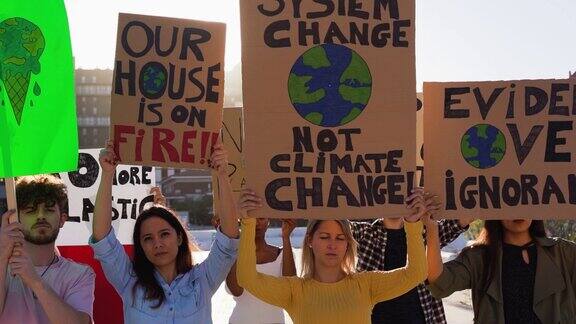 一群年轻的示威者在路上来自不同文化和种族的年轻人为气候变化全球变暖和环境而斗争