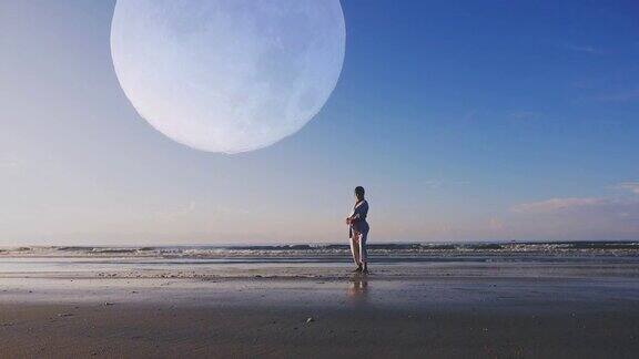 4k:年轻女子在户外沙滩上练习武术满月的背景