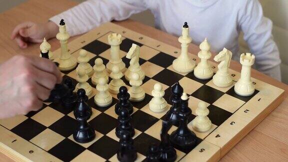 小男孩在家和爸爸下棋联合家庭休闲学习下棋儿童早期发展