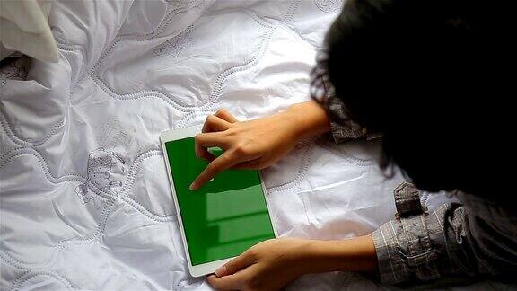 亚洲女孩青少年使用平板电脑绿色屏幕