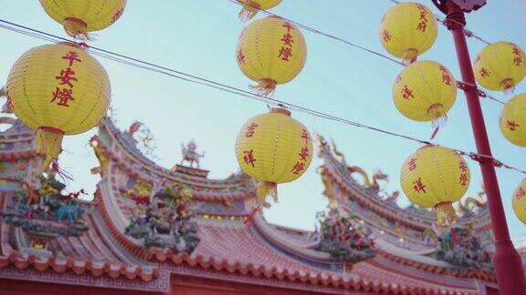 台南的一座寺庙里挂着黄色的灯笼