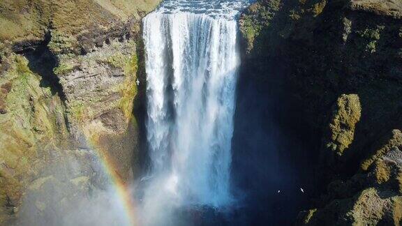 史诗般的回调镜头冰岛强大的瀑布水冲下高高的悬崖