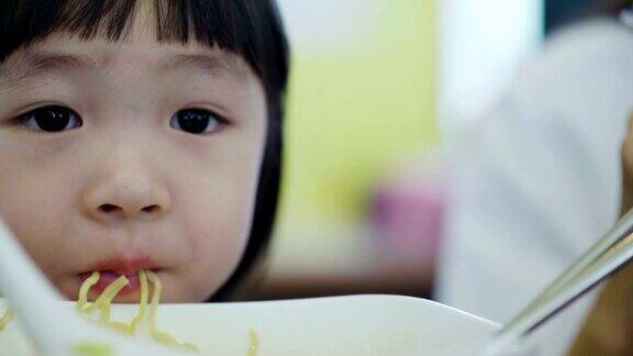 亚洲小女孩吃面条
