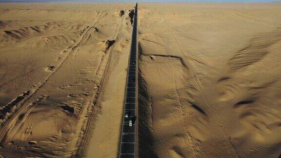 汽车在戈壁沙漠上行驶的实时鸟瞰图