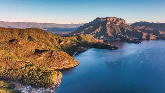 泸沽湖上奇特的岛屿和山峰