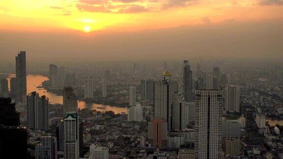 鸟瞰图的城市在黄昏曼谷泰国